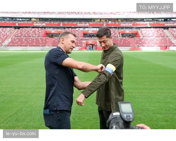 莱万多夫斯基戴劳力士去菜市场排队结账，我笑瘫了